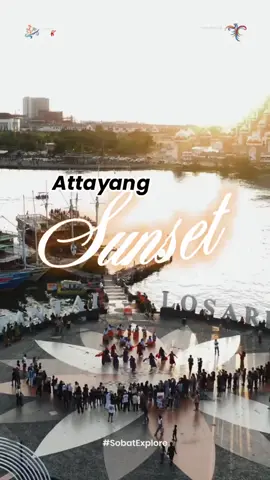 Attayang Sunset hadir kembali di Pantai Losari kemarin sore! Langit jingga, angin sepoi-sepoi, dan panggung budaya sukses bikin #SobatExplore yang hadir terpukau. Kali ini, Dinas Pariwisata Kota Makassar bekerja sama dengan Dinas Kebudayaan Kota Makassar, menghadirkan suguhan budaya yang memikat hati. Dari berbagai permainan tradisional, Tari Amma Ciang, Rambu Solo’, Ma’toding, hingga Pepe-Pepeka Ri Makka, semuanya tampil memesona dengan latar senja yang magis. Dari Tari Amma Ciang, Rambu Solo’, Ma’toding, sampai Pepe-Pepeka Ri Makka, semuanya tampil memukau dengan latar senja yang magis. Ini bukan sekadar nunggu matahari turun, tapi momen buat nunjukin cinta kita sama budaya lokal dan bikin pariwisata Makassar semakin hidup✨