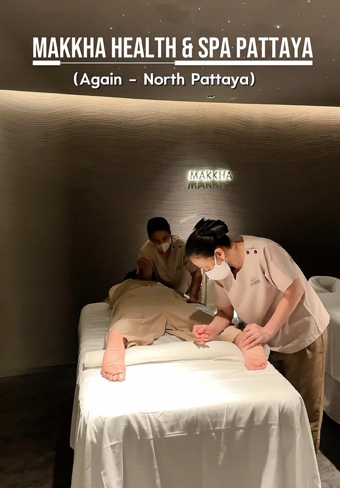 Makkha Health & Spa มีทั้งสาขาเชียงใหม่ กรุงเทพฯ และล่าสุดกับ สาขาใหม่ที่โครงการ Again พัทยาเหนือ ทุกๆสาขา เน้นความเป็นส่วนตัว  มีห้องนวดส่วนตัว ทั้งนวดไทย และ Aroma แต่ความพิเศษของสาขานี้ คือ มีห้องนวดเท้าส่วนตัว (อยู่ชั้น1ค่ะ) ออกแบบในคอนเซ็ปต์ หรูหรา ทันสมัย แฝงความลึกลับและความสงบเสมือนอยู่ในถ้ำ ผลิตภัณฑ์ทุกชนิดที่ใช้กับลูกค้าเป็น แบรนด์ “วันวาน” ของเราเอง ที่พัฒนาขึ้นจาก สารสกัดธรรมชาติ 100% เพื่อมอบประสบการณ์การผ่อนคลายที่ดีที่สุด ก่อนเข้ารับบริการ: น้ำมะตูมร้อน + ข้าวแต๋น + ผ้าเย็น หลังจากรับบริการ: น้ำมะตูมร้อน + ข้าวเหนียวมะม่วงสูตรดั้งเดิมจากเชียงใหม่ นอกจากนี้ ภายในโครงการยังมีที่จอดรถกว้างขวาง สะดวกสบายสำหรับผู้มาใช้บริการทุกท่าน พิกัด : โครงการ Again พัทยาเหนือ  อยู่ติดกับวงเวียนปลาโลมา ตรงข้ามห้าง Terminal21 โปรแกรมที่แฟนหยงทำ 4Hand Thai massage 1ชม. Thai Herbal Ball massage 1ชม.  โปรแกรมที่หยงเลือกทำ Body Salt Scrub 1ชม. Hot Aroma Oil 1ชม. #เจ้าหยง #สปาพัทยา #makkhahealthandspa #ร้านนวดพัทยา #นวด 