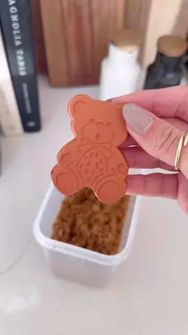 The only bear I want in my house 🐻🤪 {fun fact, we lived up on the mountain for a few years and would often see bears around our house and even on our door step sometimes!} Once, a mama with her cubs and it was so cute to see!  This Brown Sugar Bear is a must have for the holidays! Maintains moisture in brown sugar for approximately 3 to 6 months 🥰