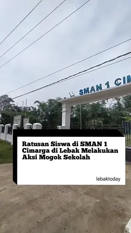 Ratusan siswa di SMA Negeri 1 Cimarga melakukan aksi mogok sekolah pada, Senin 13 Oktober 2025. Aksi tersebut dilakukan usai dugaan penganiayaan Kepsek terhadap salah seorang siswa. Saat ini, kondisi di sekolah kosong dan tidak ada aktivitas siswa. #kabupatenlebak #banten #sman1cimarga #cimarga 