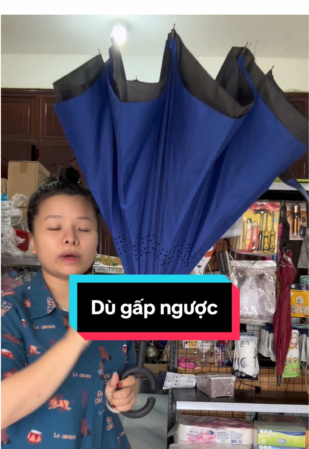 Dù dành riêng cho anh chị em nhà mình có xe ô tô. Bao tiện lợi, 8 nan chắc chắn, vải dù 2 lớp chống thấm nước. #odugapnguoc #odudixeoto #odimua #dudimua #dogiadungtienich 