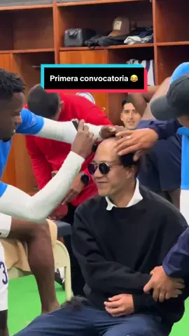 Bienvenidos a primera, chicos 😂 Nuestros canteranos, fisio y nutri tuvieron una #bienvenida especial de parte del equipo 😛 #LDU #LIGA #Futbol #Debut 