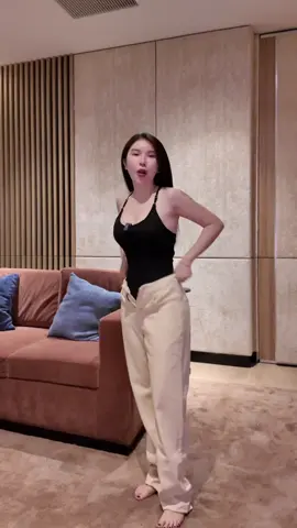 a thử cái quần jean nay đê