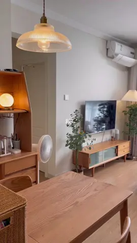 わずか 48 平方メートルですが🥹、2 人で住むと本当に居心地が良いです #ホームデザイン#ペンダントライト #デスクランプ#ウォールランプ #雰囲気#シングルライフ #fyp#fsliving#tiktok#原木調 #リビング