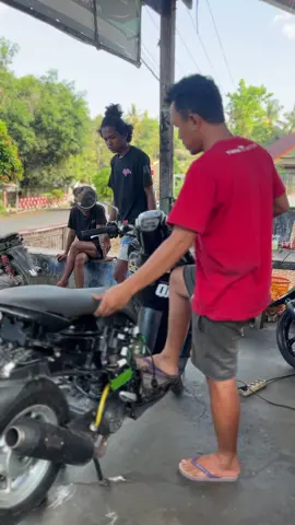 Motor @pengkong'e jemput adek di sekolah #fyppppppppppppppppppppppp #fyp #fypシ゚viral🖤tiktok #hondabeat #hondaindonesia 