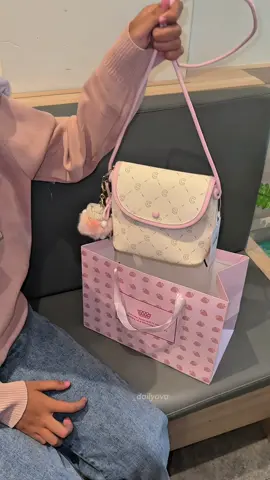 Suka bgt kadonya pinky💗 #taswanita #coraldaisy #pinkbag #tascewek #kadocewek 