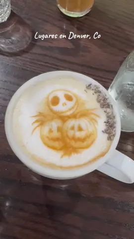 ✨ Sunday brunch vibes ✨ Santos Café & Mexican Grill nunca falla con ese ambiente familiar y relajado 💕 Pedí los chilaquiles verdes con huevos sunny side up y un lavender latte — ¡deliciosos! Mi niña amó su classic breakfast. La atención de Lesley fue excelente 💫 Le doy un 7/10, buena comida, lindo lugar, pero puede mejorar un poquito el sazón. 🌮☕️ #SantosCafe #denvereats #MexicanBrunch #FoodieVibes #denverfoodie    