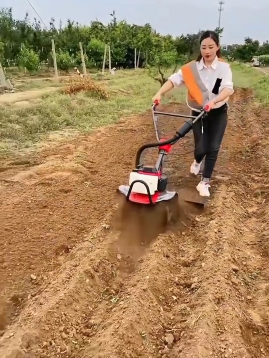 mesin penggembur tanah bisa di sawah si kebun tiler mini bengsin klik link di bio🛒👇🏿👇🏿#penggembur #mesinpenggemburtanah #perkaks #minitiler #petaniindonesia🇮🇩🇮🇩🇮🇩🌿🌿 