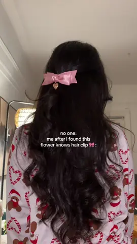 i’m in lovee 🎀 🥹 should i unbox the entire 🍓 collection ? @フラワノーズ（FlowerKnows） @Flower Knows Makeup #flowerknows #flowerknowsmakeup #hairclip #pinkribbon 