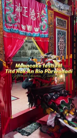 Keindahan budaya dalam satu panggung 🐉🐲 Pertunjukan barongsai dari Yoga Metta Dharma Purwodadi & Teratai Emas Semarang memeriahkan Festival Mooncake di TITD Hok An Bio Purwodadi. Terima kasih untuk @Teratai Emas Semarang yang telah ikut memeriahkan acara penuh makna ini 🙏 #barongsaipurwodadi #hokanbiopurwodadi #fyp #viral #Purwodadi 