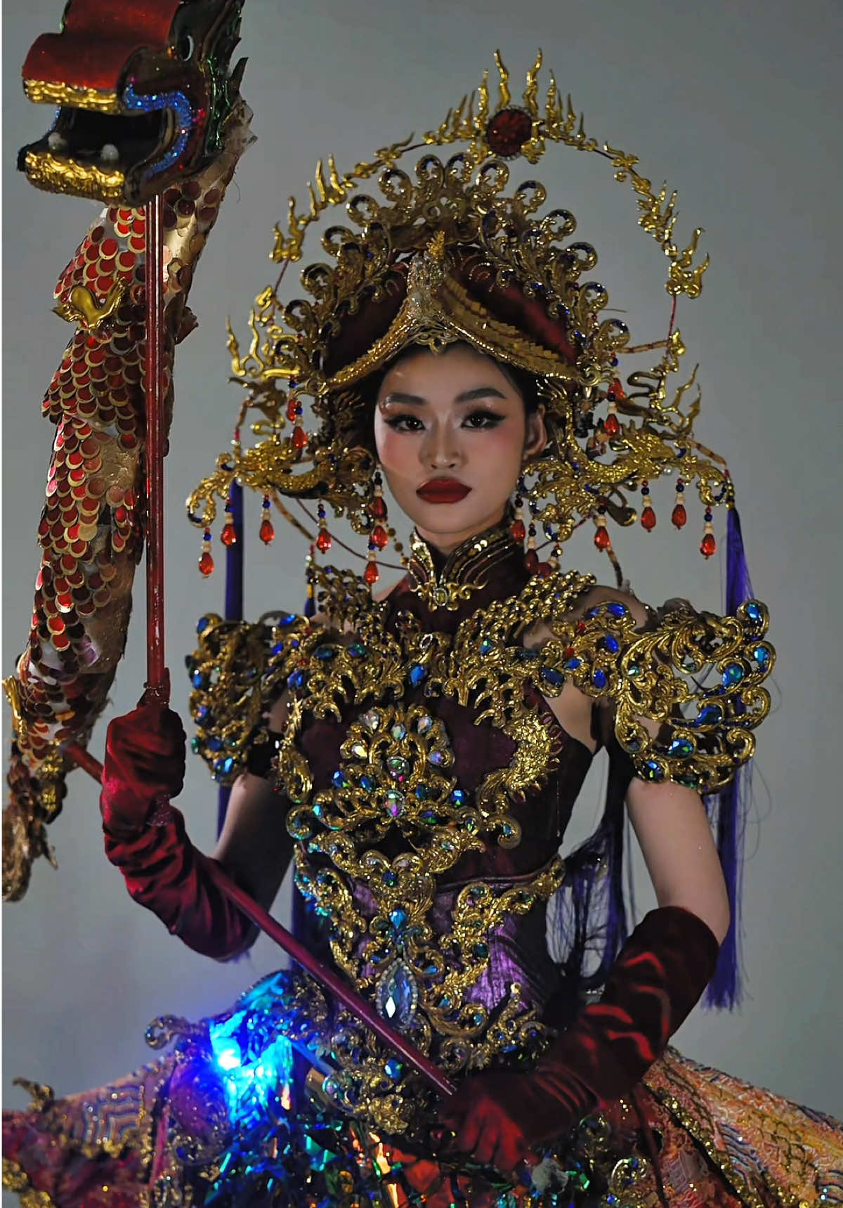 Thăng Long Hội và Yến Nhi sẽ xuất hiện trên sân khấu National Costume Miss Grand International đêm nay vào lúc 19:00 🔥 ——— Costume: Nguyễn Huy Hoàng  Team mentor: Đặng Trọng Minh Châu  Makeup: Hồng Xuyến Hair: Tấn Duy Photo: Hoàng Phúc #MissGrandVietnam2025 #MissGrandInternational #NguyenThiYenNhi       