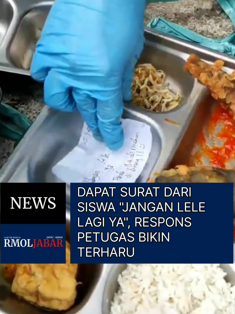 Viral sebuah video memperlihatkan petugas SPPG menerima sepucuk surat mungil dari seorang siswa yang diselipkan di dalam ompreng berisi lauk lele. Isi surat itu bikin haru, “Jangan lele lagi ya, daripada gak dimakan mubazir dibuang.” Sang petugas tersenyum membaca pesan itu, lalu berkata lembut sambil tetap menyantap lele tersebut, “Gak ada yang mubazir dek… tetap dimakan.” Momen sederhana tapi penuh makna ini menuai banyak pujian dari warganet karena menggambarkan rasa syukur dan menghargai setiap rezeki, sekecil apa pun. 🎥: Tt//sppg.karangmukti2