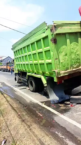 nek ngantuk leren sek bolo timbang resiko..proses ngepok truk laka prambon Sidoarjo.. #sopirmeteran😉😎🚛  #cantermaniaindonesia 