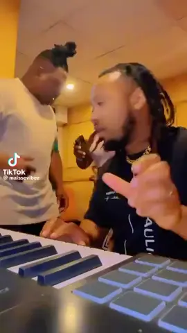 Quem tiver o numero de mr bow ,peço pra lhe dizer dormir este ano nós temos hit de Dezembro não queremos confusão com ele.