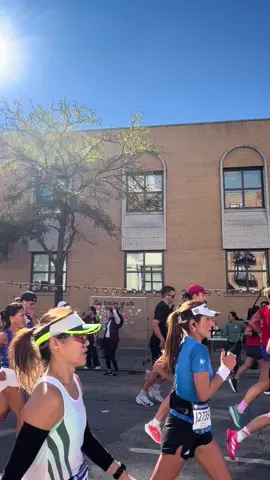 I love being Mexican, we are strong, we are resilient #orgullomexicano #chicagomarathon @consulmex