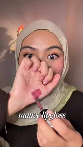 Replying to @nunaa mauvilia lebih pink kalo athena ke coklat gituu lebih muted dan kalem tapiii cakep sii dua duanya  #lipgloss #timephoria 