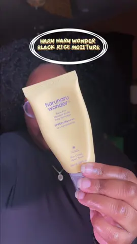 I’ve been reaching for the haru haru sunscreen so much because it has amazing skincare benefits. It’s packed with brightening, soothing and hydrating ingredients leaving you with a velvet finish if you aren’t into too much shine/greasy feeling. @haruharu wonder @haruharu wonder Official US #haruharuwonder #sunscreenreview #koreanskincare #koreansunscreen #sensitiveskin 