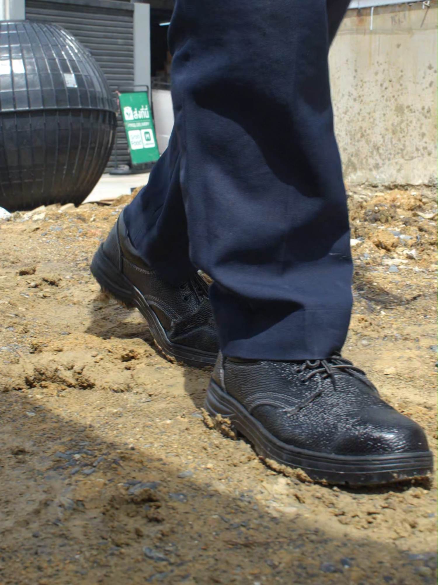 รองเท้าเซฟตี้หัวเหล็ก Safety Shoes 👞 หัวเหล็กป้องกันแรงกระแทก 🔩 พื้นเสริมเหล็กกันทะลุ 🧱 ไม่กลัวตะปู เศษเหล็ก หรือวัสดุแหลมคมใดๆ 🔧 พื้นยางกันลื่น ยึดเกาะแน่นแม้พื้นเปียก 💦 วัสดุระบายอากาศได้ดี 🍃 ใส่ทั้งวันก็ไม่อับ ไม่ร้อน เหมาะสุดสำหรับช่างไฟฟ้า ⚡ ช่างก่อสร้าง 🧰 ของดีที่ช่างต้องมี ใส่สบายแต่ปลอดภัยทุกก้าว 🚶‍♂️💥 #delton #deltonpowertool #รองเท้าเซฟตี้ #รองเท้าเซฟตี้หัวเหล็ก #รองเท้าช่าง #อุปกรณ์ช่าง #สินค้าคุณภาพ #tiktokshop #ส่งฟรี #ของดีบอกต่อ