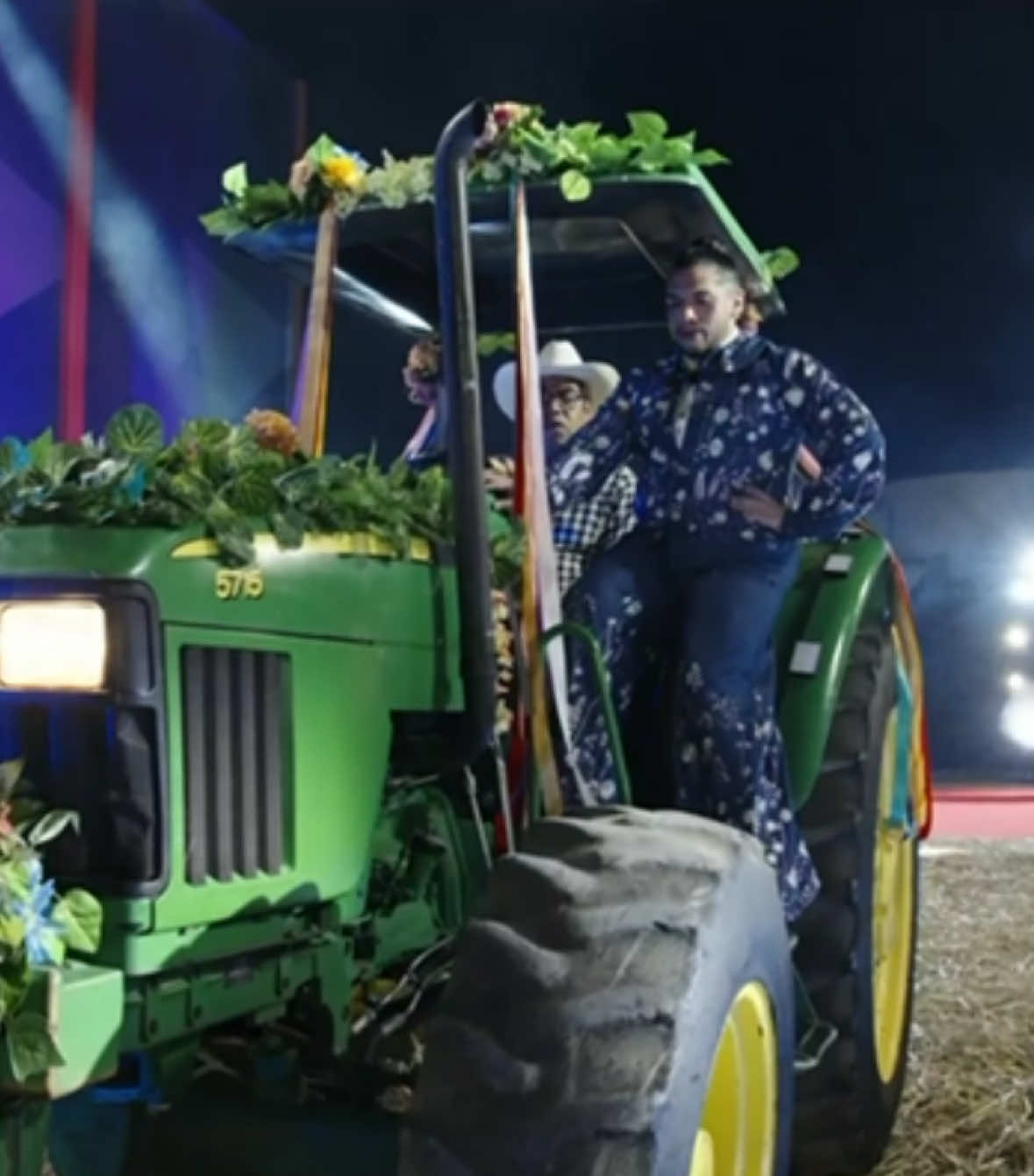 #CesarDoroteo llega a mi Granja sobre un espectacular tractor para contagiar toda su vibra en #LaGranjaVIP. 🤩🔥👨🏻‍🌾  #LaGranjaVIP por #AztecaUNO. Transmisión 24/7 en #DisneyPlus experiencia completa. Durante dos semanas podrás disfrutarla en mis redes: 🌐Sitio Web 📱App TV Azteca En Vivo 💻YouTube