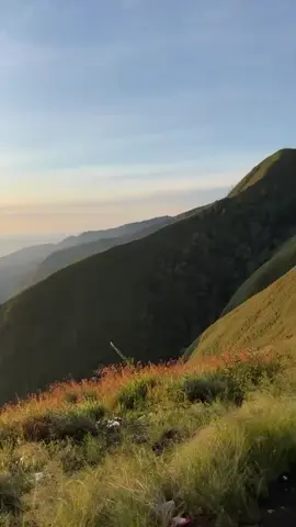 Yang pernah kesini absen dulu dong !! videos by @bungop_xixixi  #mountain #bukitanakdara #tanjakancinta #gunungindonesia #pendakifomo 