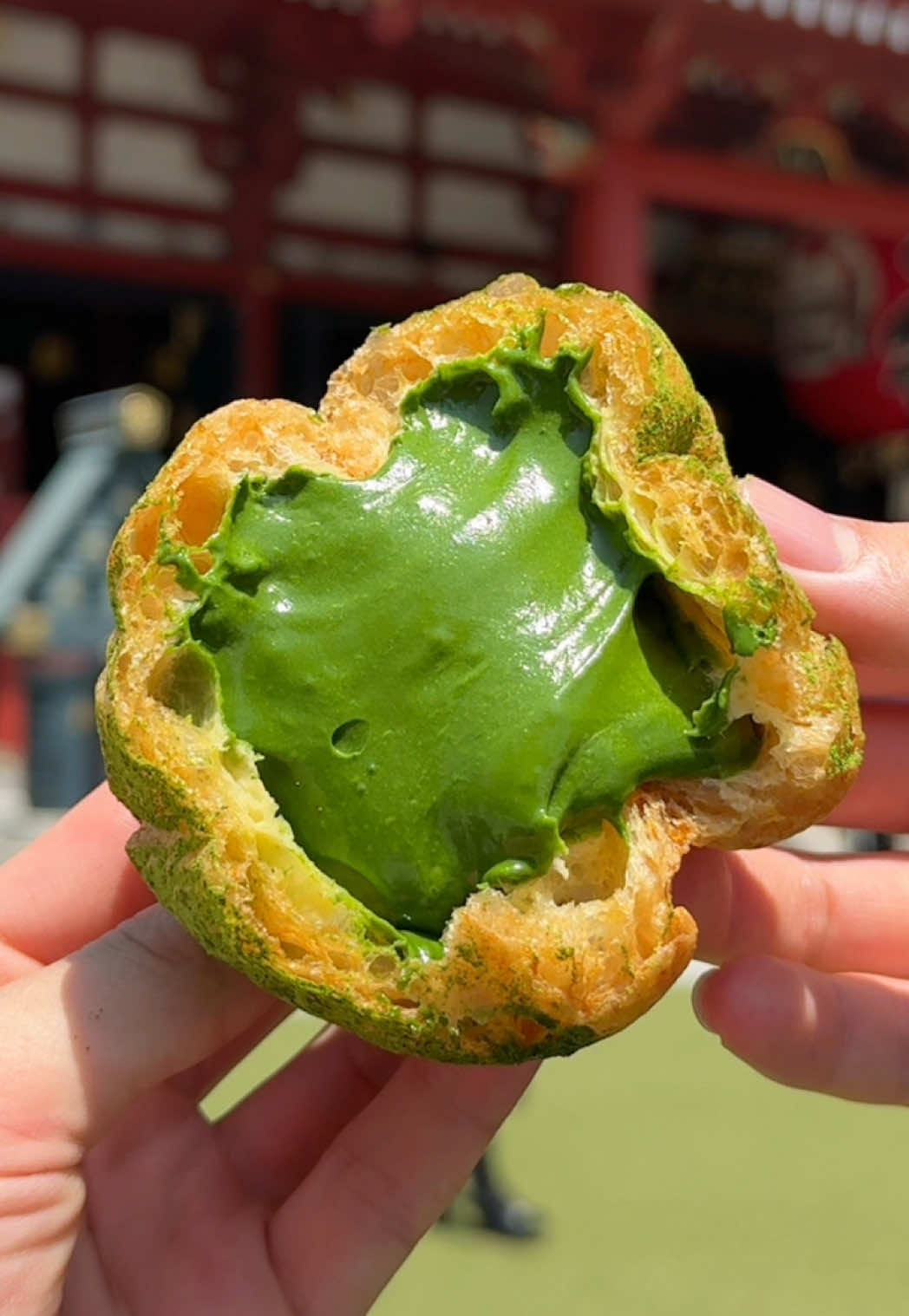 こだわりの抹茶を使った贅沢お濃茶シュークリーム🍵 浅草にあるこちらのお店では、一番茶の抹茶を使用した贅沢なシュークリームが食べられる！ 抹茶の含有量が多く濃厚な味と舌触りが最高で、平日でも人気のお店🧁 📍雷一茶 お抹茶体験店 / 浅草 ￥380～/人 ⏰営業時間：10:00〜17:00(土日〜18:00) 💤定休日：なし 🏠住所：東京都台東区浅草2-7-3 #東京グルメ #浅草グルメ #tiktokfood 