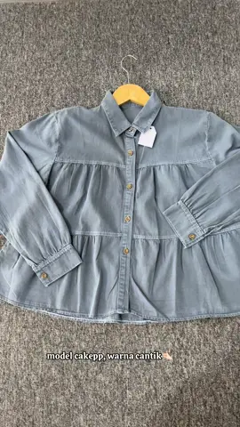 nemu atasan jeans secakep ini warna nya grey pulaaa 🥵🥰🥰🥰🥰