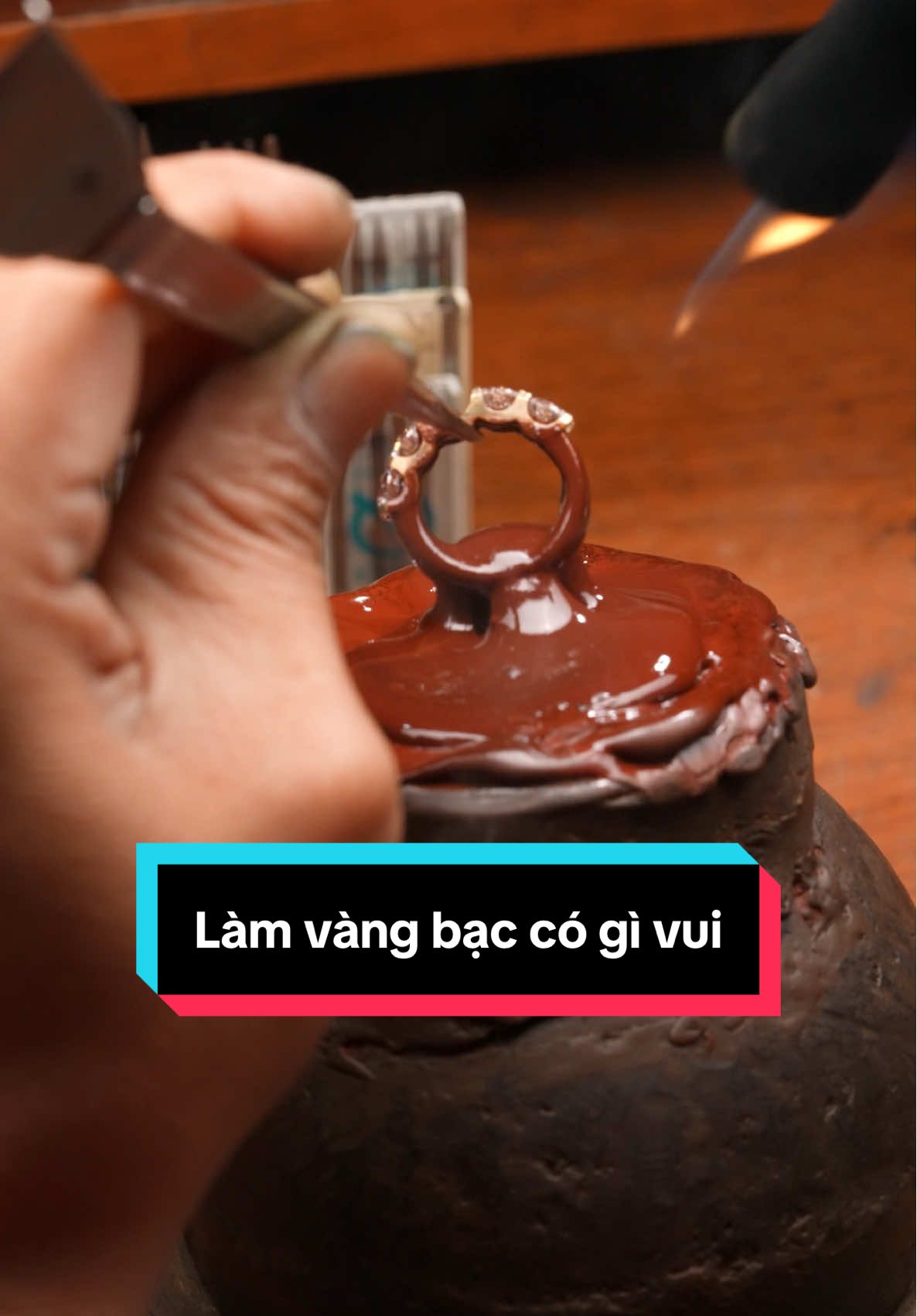 Bà con mình hay hỏi làm vàng bạc có gì vui? Thì để nay tui nói cho hen. #kimtaiphucjewelry #chetactrangsuc #thokimhoan #xuhuong #fyp 