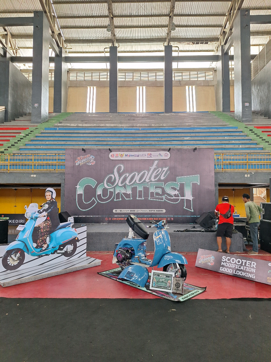 Kalo mimpinya besar usahanya harus maksimal ☝️ @bolonevinanda.official  @Kediri Scooter Festival  @garasi65_rdv_official  @RDV garage semarang  @KEN'Z_GARAGE  @beallmodification  @robbyzn  #Vespa #kediri24jam #modifikasi #scooter #2stroke 