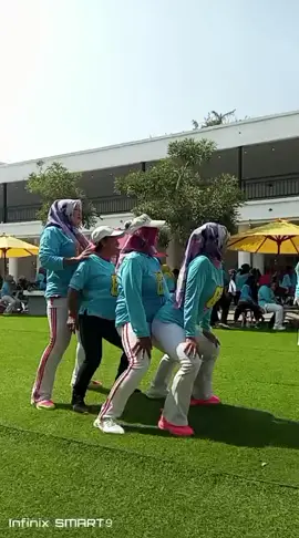 di dalam gedung penuh jadi kita di taman lega 