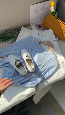 Người nào mà mua quà, mua hoa, chuyển khoản cho tiền em tiêu xài thì đó mới là theo đuổi em. Còn người mà suốt ngày chỉ biết hỏi: Em đang làm gì? Ăn cơm chưa? Em uông nước chưa? Em ngủ chưa ...? Cái đó gọi là làm phiền . #xuhuong 