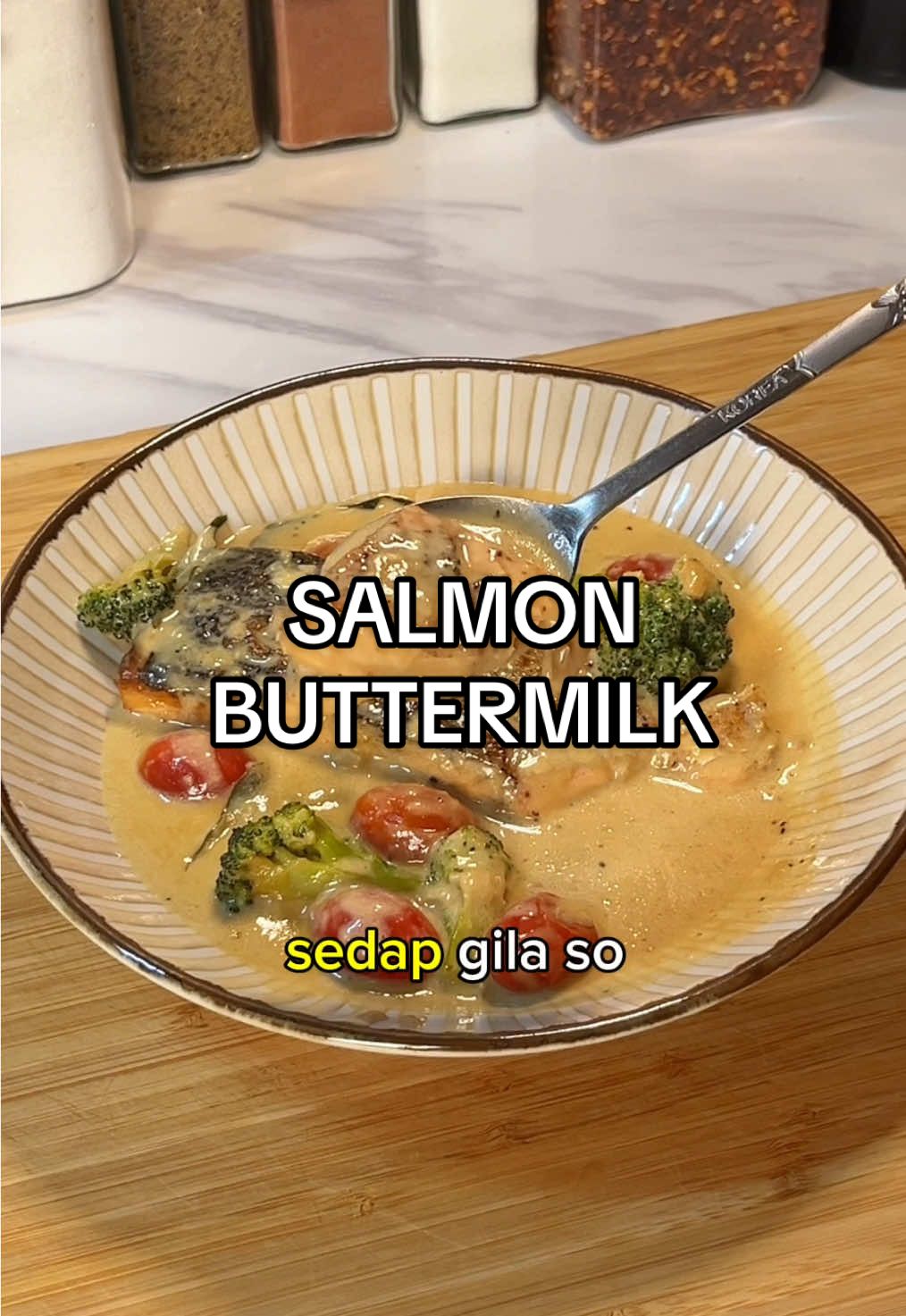 Biasa makan Ayam Buttermilk je, hari ni kita guna Salmon pula fuhh sedap juga yang ni 🤤🍣 Bahan - bahan : Salmon fillet (250g each)  2 sudu butter  1/2 sk Garam 1/2 sk blackpepper 1/2 sk garlic powder Untuk kuah : 4 sudu butter 5 ulas bawang putih 2 tangkai daun kari  1 tin susu cair 1/2 kiub ayam 1/2 sk garlic powder 1/2 sk black pepper 1/2 sk garam #hazwancooks #salmonbuttermilk 