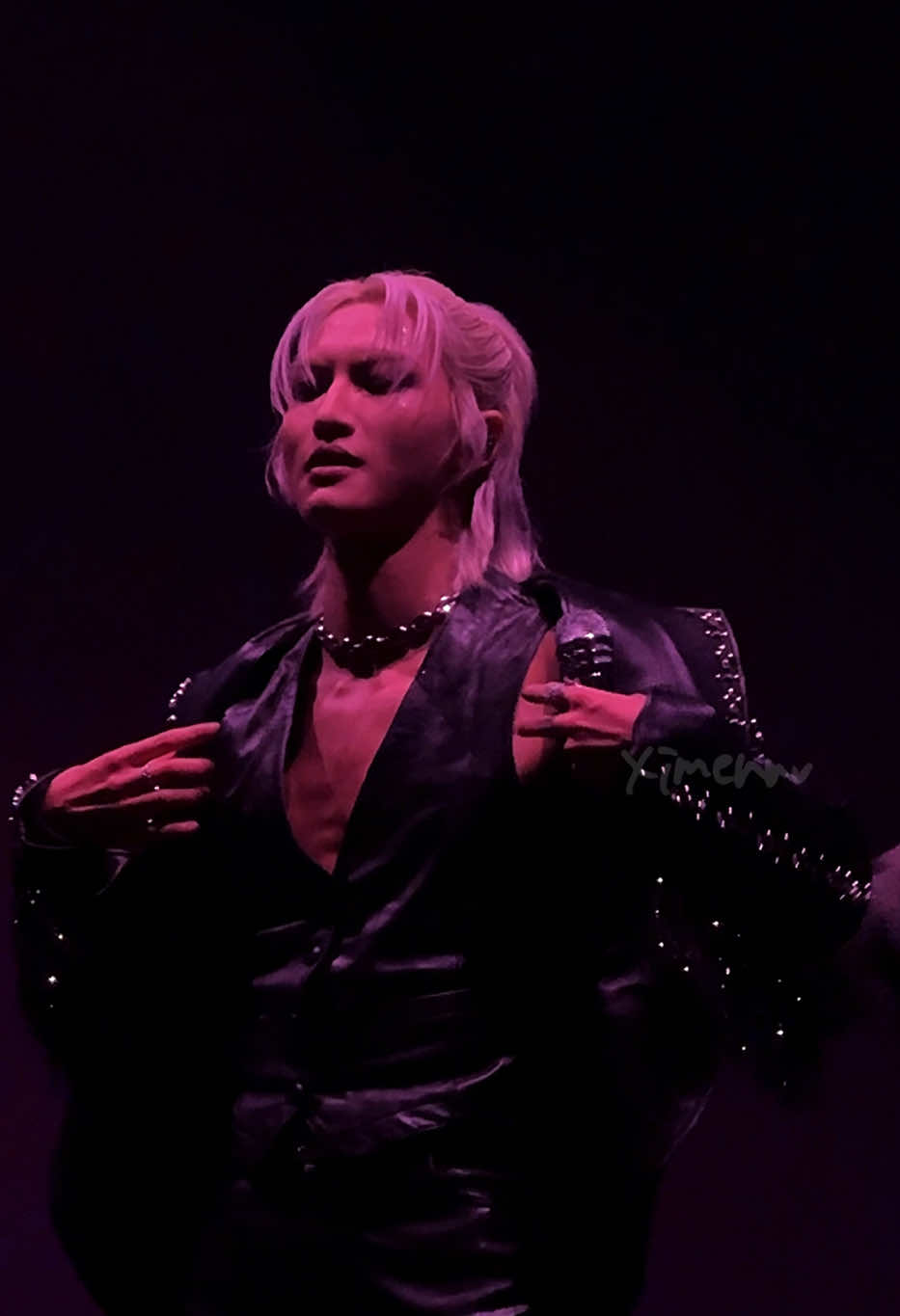 Guess who? 😈…  #ateez #atiny #seonghwa #parkseonghwa #towardsthelight 