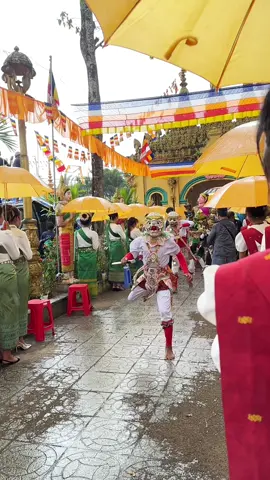 Mưa nhưng mn vẫn vui vẻ Lễ dâng bông kathina chùa Tumnup #khmer #soctrang #kathina 