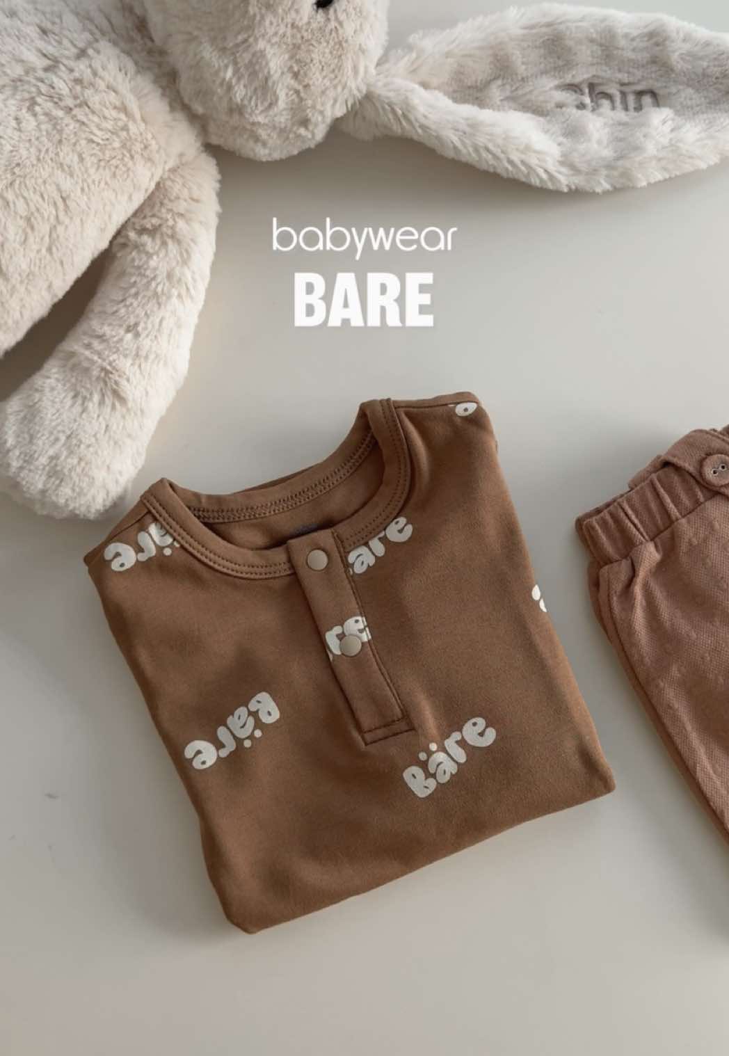 Ông con mặc bộ đồ sang hẳn cả bố mẹ 👀 còn được mom kia hỏi đồ hãng gì xinh thế 🍂 Đồ Bare xứng đáng virallll 🫶🏻 #meshinthuine #BareBaby #quanaochobe #dothudongchobe #babyclothing 