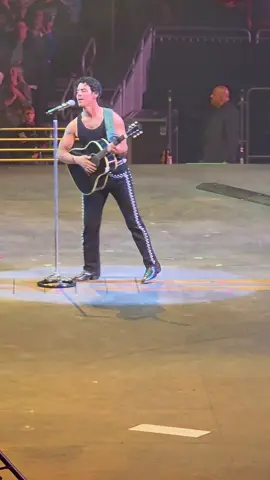 @joejonas singing Olivia!! #greetingsfromyourhometown #milwaukee #jonasbrothers  #joejonas  #Olivia 