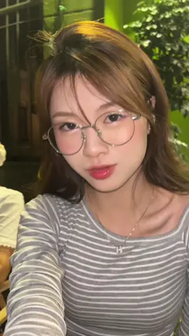 nhìn bướng thật