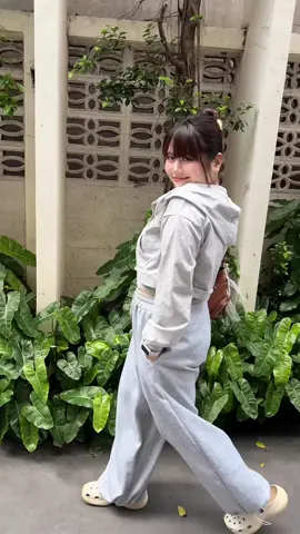 เมื่อเพื่อนคุณทุ่มเทให้กับการถ่ายวิดีโอให้คุณ   เสื้อ :  @โลกของสาวนุบนิบ  กางเกง :  @โลกของสาวนุบนิบ 
