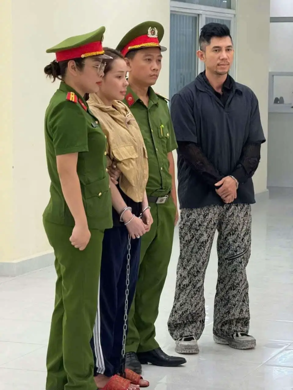 Khởi tố, bắt tạm giam 'hot girl' Ngân 98 Ngày 13.10, Cơ quan Cảnh sát điều tra Công an TP.HCM đã khởi tố, bắt tạm giam Võ Thị Ngọc Ngân (thường gọi Ngân 98) để điều tra về tội 