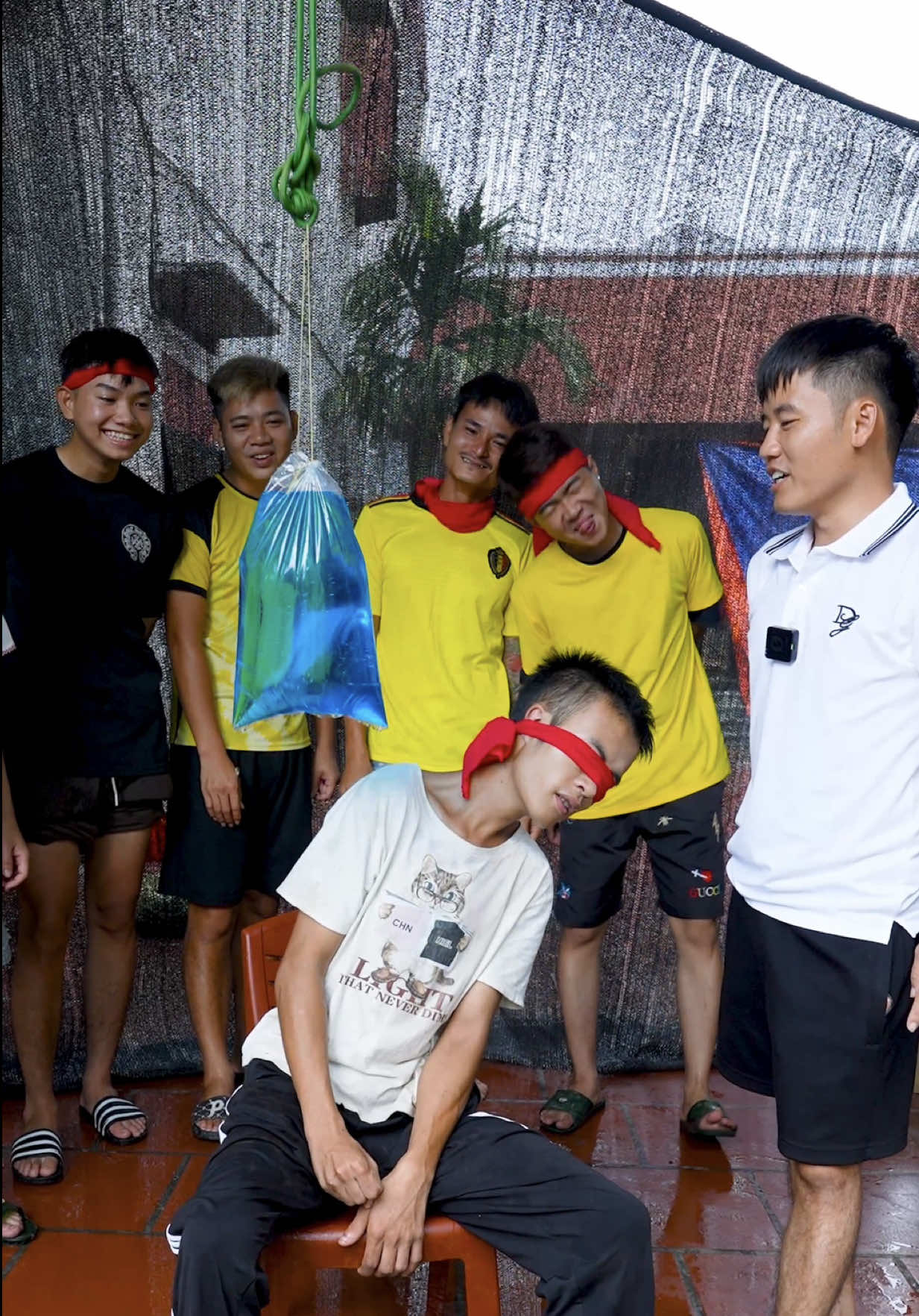 Trò Chơi Bịt Mắt Né Túi Bóng Nước 10 Lần Nhận Thưởng Cười Toác Mồm#hungvlog 