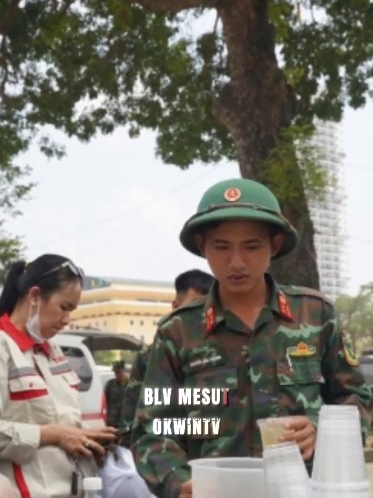 Giữa tâm lũ Thái Nguyên, những suất cơm, chai nước, túi bánh… được chuyền tay nhau đầy yêu thương 💧 Cơn lũ qua đi, chỉ còn tình người ở lại ❤️ Một Việt Nam ấm áp và sẻ chia hơn bao giờ hết 🇻🇳 #ThaiNguyen #LuLut2025 #TinhNguoiVietNam #VietNamYeuThuong #ThienNguyen #SauLuDu #xuhuong #toptrend #tintuc #Flood2025 #connguoiVietNam #VungLenSauBao #tinhnguoivunglu