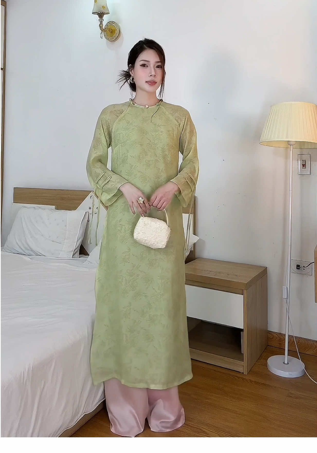 Đợt này áo dài hot quá nè. #cayleodesign #aodai #aodaivybinh #tet #xuan 