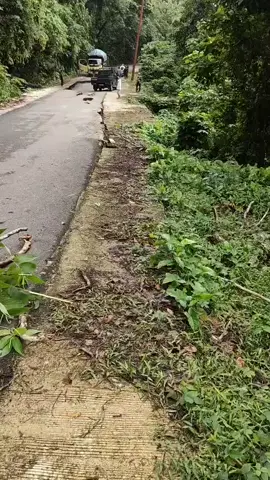 BREAKING NEWS..!!!  Telah terjadi jalan terban/longsor yang menghubungkan Muaro - Silokek pada hari senin tanggal 13 Oktober 2025, akibat curah hujan yg cukup tinggi dihari minggu sebelumnya..  untuk pengguna jalan dari dan yang akan menuju Muaro - silokek diharapkan untuk berhati-hati.  untuk saat ini kendaraan roda 4 maupun lebih belum bisa dilalui. pihak terkait PUPR Sijunjung maupun dari pihak kepolisian Polsek Sijunjung, Kepala Jorong Subarang ombak saat ini sudah berada dilokasi untuk mengantisipasi agar tidak terjadi kecelakaan atau memakan korban.  #breakingnews  #bencanaalam  #sijunjung 