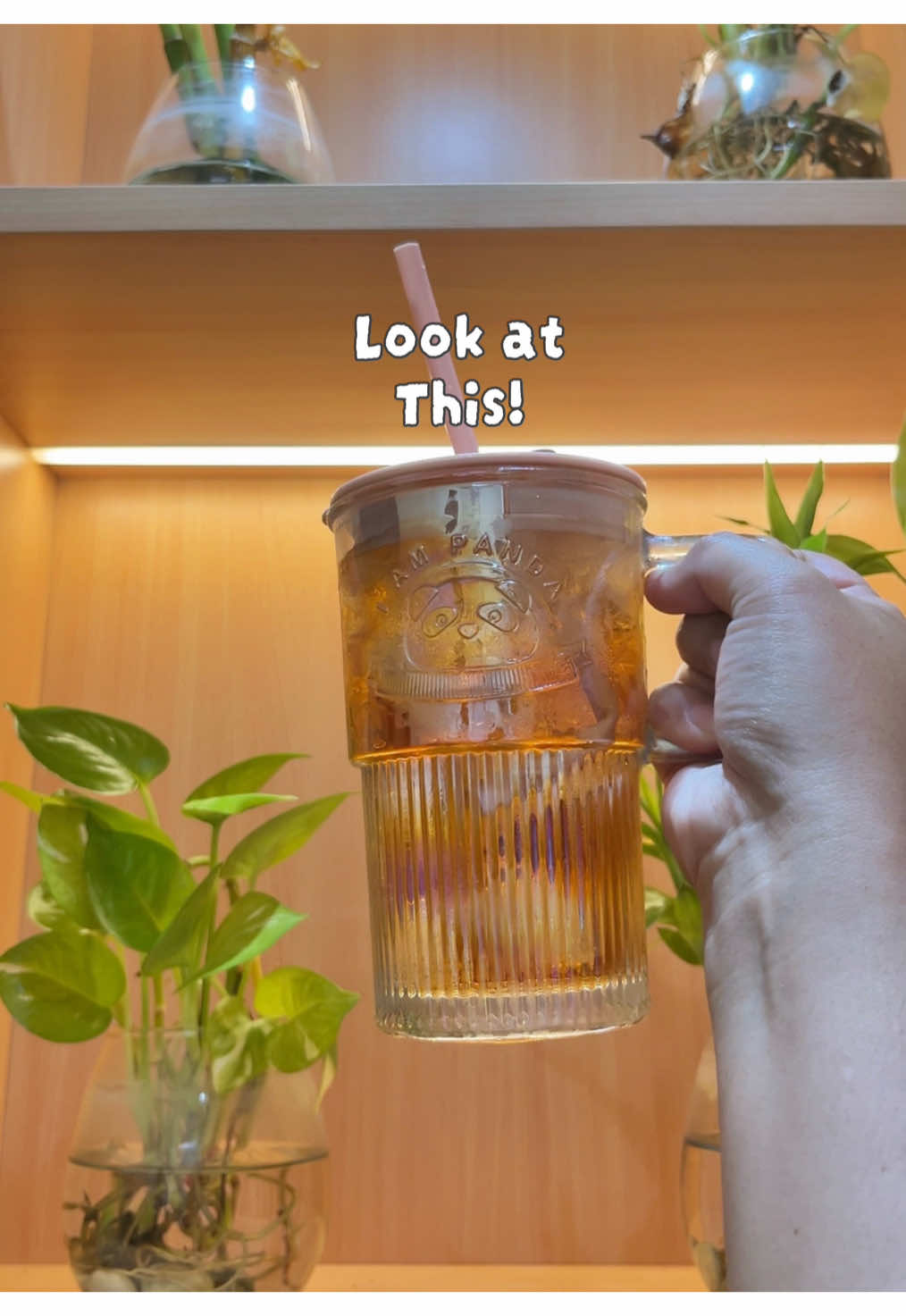 Panas terik ketemu es teh dengan tumbler gelas lucu .. ah mantapppnya 🥰 #tumbler #tumblerpanasdingin #esteh #fyp #iburumahtangga 