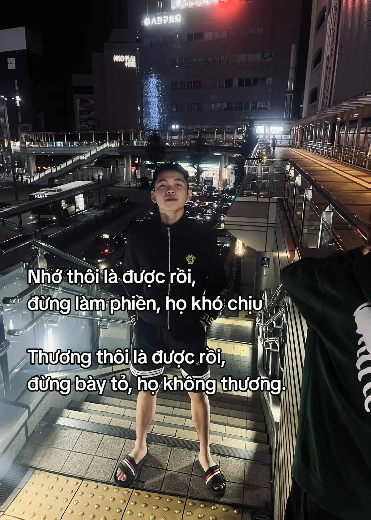 Nhớ thôi là được rồi, đừng làm phiền, họ khó chịu Thương thôi là được rồi, đừng bày tỏ, họ không thương.