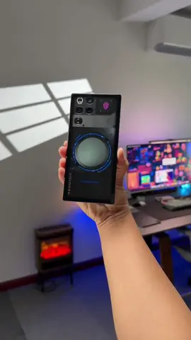 RedMagic 11 Pro+ vừa ra mắt – mở hộp đẳng cấp, trải nghiệm vượt tầm! #RedMagic11Pro #GamingPhone 🌿 Bạn đang tìm một chiếc điện thoại chuyên game siêu “máu lửa”, có khả năng tản nhiệt tuyệt vời và cấu hình khủng? RedMagic 11 Pro+ chính là ứng viên sáng giá — mình sẽ dẫn bạn đi qua từng chi tiết để nhìn như dân chuyên, rồi kết thúc bằng cách bạn có thể sở hữu nó tại Queen Mobile (211 đường 3/2, P11, Q10, TP.HCM) 👀 ⸻ 1. Mở hộp & cảm giác ban đầu Khi cắt seal, bạn sẽ thấy hộp được thiết kế “gaming” ngay từ lớp đầu — sắc đen, điểm xuyết tông đỏ, logo RedMagic nổi bật. Bên trong: máy đặt trên nền nhung đen, kèm phụ kiện cao cấp như sạc nhanh, ốp lưng trong suốt, cáp, que chọc SIM, sách hướng dẫn… Cầm máy lên, bạn sẽ ấn tượng với mặt lưng trong suốt, lộ hệ thống tản nhiệt “nước + khí” với vòng “thác nước” mini — hiệu ứng thị giác bước lên level mới.   ⸻ 2. Cấu hình & tính năng nổi bật Dưới đây là những thông tin rò rỉ / xác nhận gần đây — lưu ý: sản phẩm chưa mở bán đại trà, nên một số chi tiết vẫn có thể thay đổi. 📊 Bảng thông số kỹ thuật (theo nguồn tin hiện có) Thành phần	Thông số dự kiến / rò rỉ Chipset	Snapdragon 8 Elite Gen 5   RAM / ROM	Có thể lên đến 24 GB RAM + 1 TB ROM cho bản Pro+   Màn hình	OLED phẳng, hỗ trợ tần số quét cao (có tin là 144 Hz hoặc cao hơn)   Tản nhiệt	Hệ thống lai: nước + khí, quạt “Wind 4.0” lên đến ~24,000 rpm, ống dẫn khí thác nước, đạt chuẩn kháng nước IP68   Pin & sạc	Dung lượng ~ 8,000 mAh, hỗ trợ sạc nhanh (theo tin đồn)   Camera	Camera trước ẩn dưới màn hình, cảm biến ~50 MP ; camera sau chưa lộ hết chi tiết   Kháng nước / chống bụi	Đạt chuẩn IP68 — điểm đáng chú ý khi tích hợp tản nhiệt chủ động   Tính năng gaming đặc biệt	Chip phụ RedCore R4 hỗ trợ tối ưu game   ; công nghệ Cube PowerGame Engine 3.0 giữ ổn định FPS   ; hỗ trợ các trò chơi ở độ phân giải cao + tần số quét cao   Nhận xét: nếu những tin đồn là thật, RedMagic 11 Pro+ sẽ là bước nhảy vọt trong dòng gaming phone — đặc biệt hệ thống tản nhiệt “nước + khí” là lần đầu tiên được áp dụng trên thiết bị di động.   ⸻ 3. Trải nghiệm khi dùng 	•	Hiệu năng: với Snapdragon 8 Elite Gen 5 + RAM siêu lớn, bạn có thể đè bẹp mọi tựa game nặng — kể cả khi bật đồ họa cao. 	•	Tản nhiệt & ổn định: máy không quá nóng dù chơi lâu, nhờ mô hình làm mát lai — hiệu quả và êm hơn điều bạn tưởng. 	•	Hình ảnh & hiển thị: màn hình OLED phẳng + tần số quét cao giúp hành động mượt mà, không còn rách hình hay giật lag. 	•	Thiết kế & cảm giác cầm: mặt lưng trong suốt + vòng dẫn nhiệt nhìn khá độc, camera không lồi = cầm dễ hơn, đẹp hơn. 	•	Kháng nước: IP68 giúp bạn yên tâm dùng máy khi gặp mưa hoặc môi trường ẩm ướt, mà không phải sợ hệ thống quạt bị hỏng. ⸻ 4. Giá dự kiến & cách sở hữu tại Queen Mobile Theo thông tin hiện tại, giá khởi điểm của dòng 11 Pro (phiên bản thấp hơn) được dự đoán từ **~ 18,5 triệu VND (~4,999 CNY)**  . Bản Pro+ với cấu hình cao hơn có thể dao động cao hơn. Tại Queen Mobile, bạn có thể đặt cọc trước để được ưu tiên nhập về khi hàng chính thức về kho. Ghi nhớ địa chỉ 211 đường 3/2, P11, Q10, TP.HCM — và nếu bạn cần tư vấn trực tiếp: 0906849968. ⸻ 5. Kết luận & kêu gọi hành động RedMagic 11 Pro+ có thể là “bước nhảy vọt” mà các game thủ mong chờ: hiệu năng khủng, tản nhiệt lai, kháng nước chuẩn cao — tất cả trong một thiết bị. 👉 Nhấn “Đăng ký theo dõi” để không bỏ lỡ thông tin mở bán, ưu đãi và video trải nghiệm sớm nhất từ Queen Mobile! 💖 Queen Mobile – công nghệ chất lượng, phục vụ từ tâm! 🌿 #RedMagic11Pr#RedMagic11Pro #GamingPhone #QueenMobile