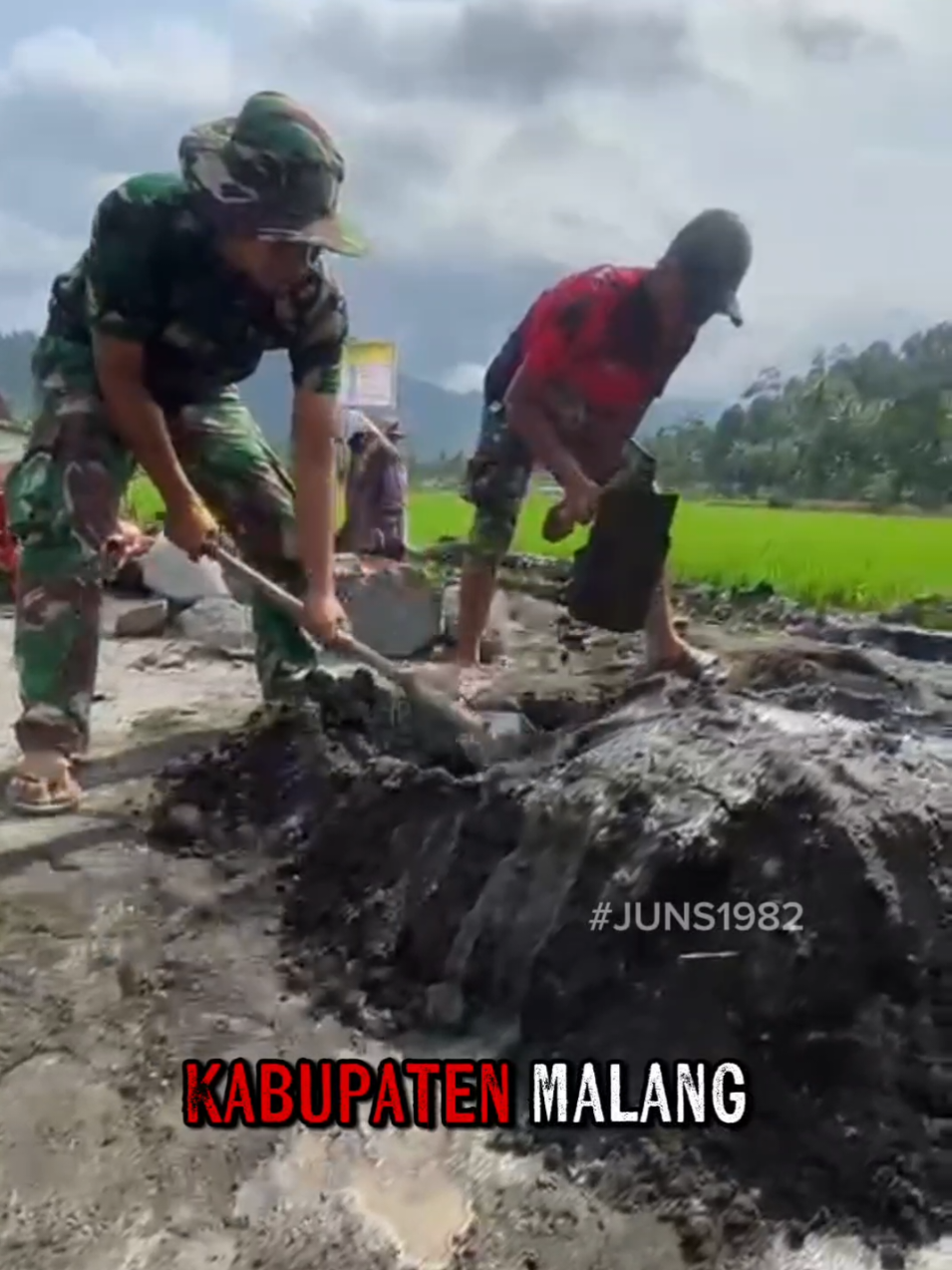 wujud kemanunggalan TNI dan rakyat,satgas TMMD KE 126 Bangun Drainase#malang #tniindonesia🇮🇩  #tniad #korem083bdj #fyppppppppppppppppppppppp 