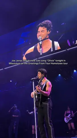 Joe Jonas perfroms new solo song “Olivia” for the first time in Milwaukee tonight on the #greetingsfromyourhometowntour #joejonas 