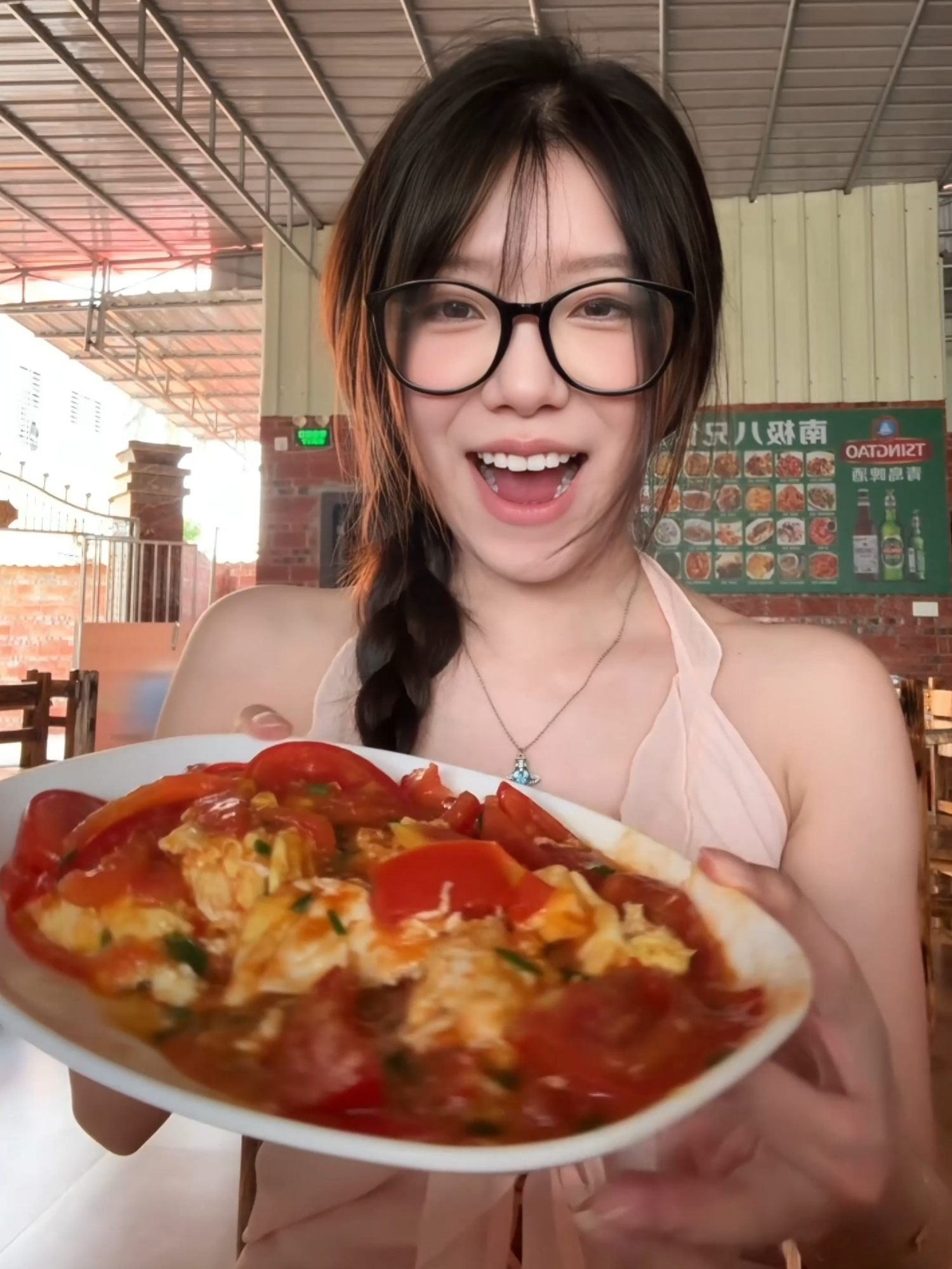 Hellu cả nhà, cùng mình đi ăn nha😚 Thực đơn trưa nay sẽ gồm: cơm chiên dứa, trứng xào cà chua và rau lang luộc🍍🍳🥬 Cơm chiên dứa siêu ngon, thơm ngất ngây luôn 🤤 Hạt cơm mềm, tơi ăn chung với dứa ngọt thanh, vị chua nhẹ, ăn tới đâu mê tới đó. Trứng xào cà chua cũng không thua kém gì, ăn không chua chút nào và ăn chung với cơm chiên hợp lắm lun🍅 Rau lang thì mềm giòn một bữa ăn đầy đủ chất 💚💚 Cuối cùng chúc cả nhà có một buổi trưa thật nhiều niềm vui nha❤️follow ủng hộ tớ nha😍#xuhuong #trending #foryou #foryoupage #dianvoito #tzuize #food #review #comtoi #comtrua