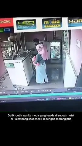 Anti Puspita Sari alias AP, wanita berusia 22 tahun warga Jalan Tegal Binangun, Kelurahan Plaju Darat, Kecamatan Plaju, Palembang ditemukan tewas di kamar hotel Lendosis jalan Perintis Kemerdekaan Kelurahan Lawang Kidul Kecamatan IT II Palembang, Sumatera Selatan, Sabtu (11/10/2025). Diduga kuat, AP tewas dibunuh karena saat ditemukan korban dalam kondisi tangan terikat dan mulut disumpal pakaian serta dan wajah tertutup bantal. #palembang #hotel #kriminal #suamiistri #fyp 