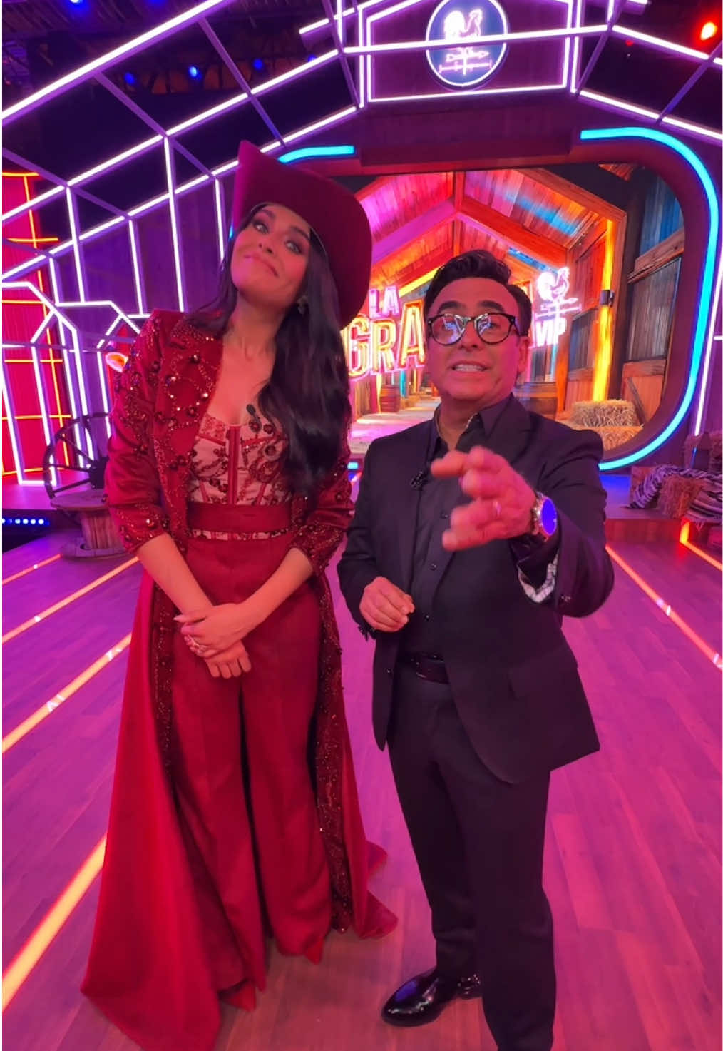 Estás son las primeras palabras de mis conductores de #LaGranjaVIP luego de la primera noche de esta aventura. 😎🙌🏼🐓 🌾 Sigue la transmisión 24/7 por #DisneyPlus, nuestro sitio web y app de 'TV Azteca En Vivo'. 